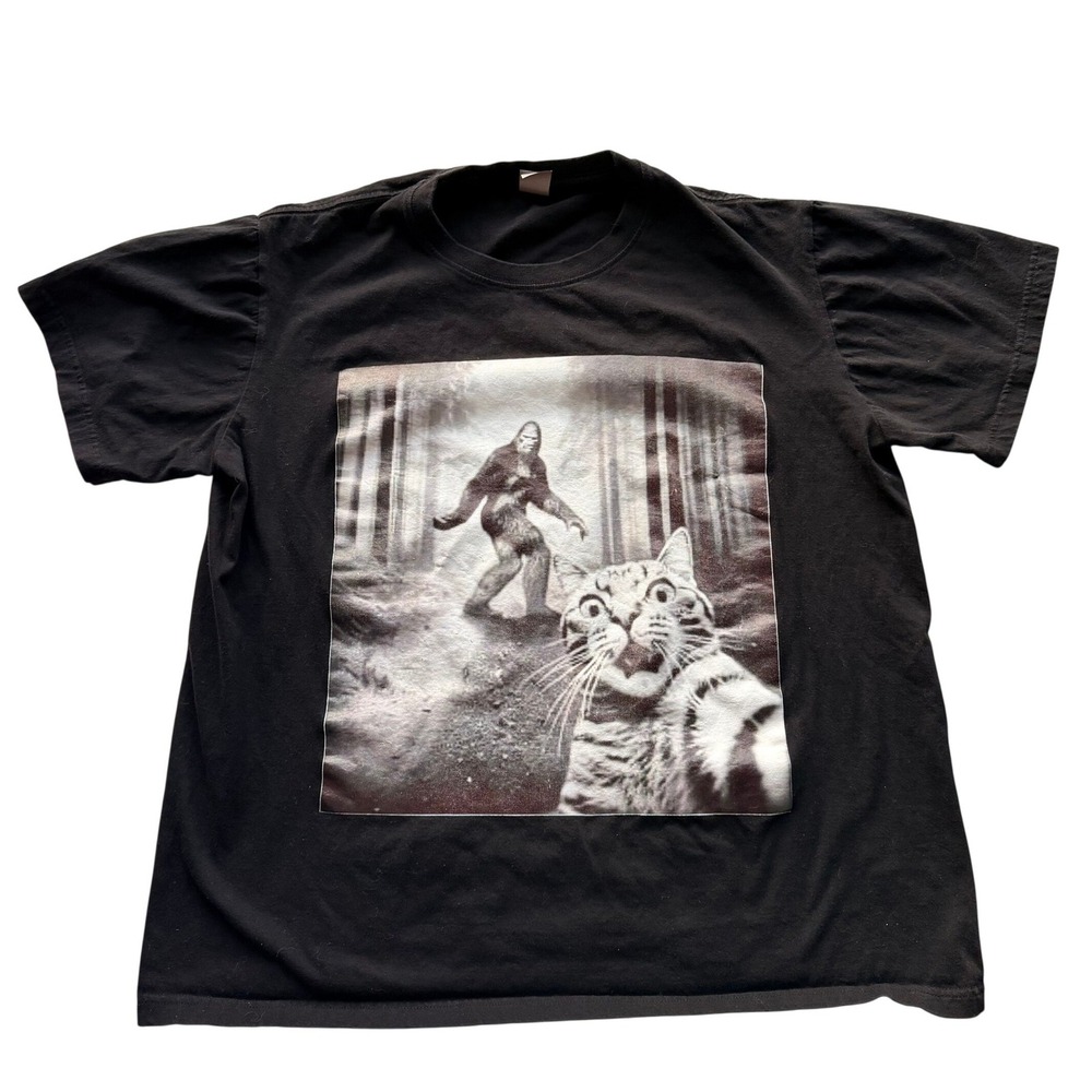 Funny Cat Selfie With‎ BIGFOOT Sasquatch Tshirt Cat L Gift For Men Women Novelty